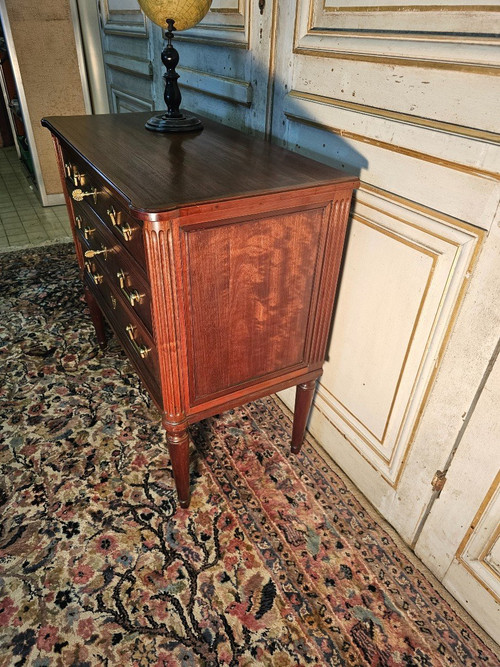 Small Louis XVI mahogany chest of drawers 19 ème