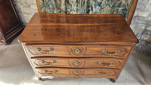 18th Century Louis XV Slightly Curved Walnut Chest Of Drawers