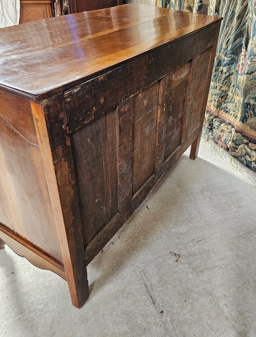 18th Century Louis XV Slightly Curved Walnut Chest Of Drawers