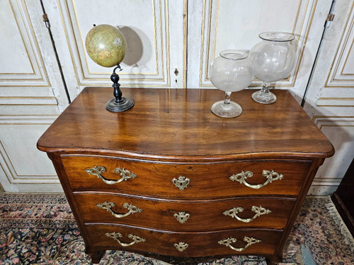 18 th C Walnut Louis XV Curved Chest Of Drawers