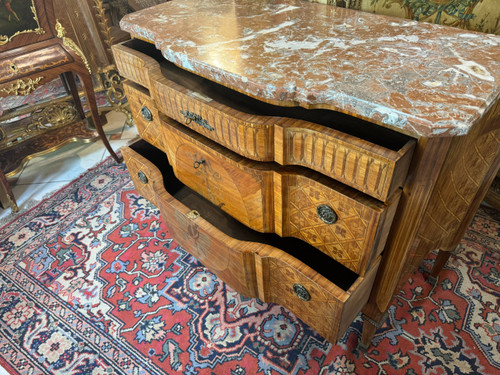 LOUIS XVI PERIOD CHEST OF DRAWERS WITH CENTRAL PROJECTION