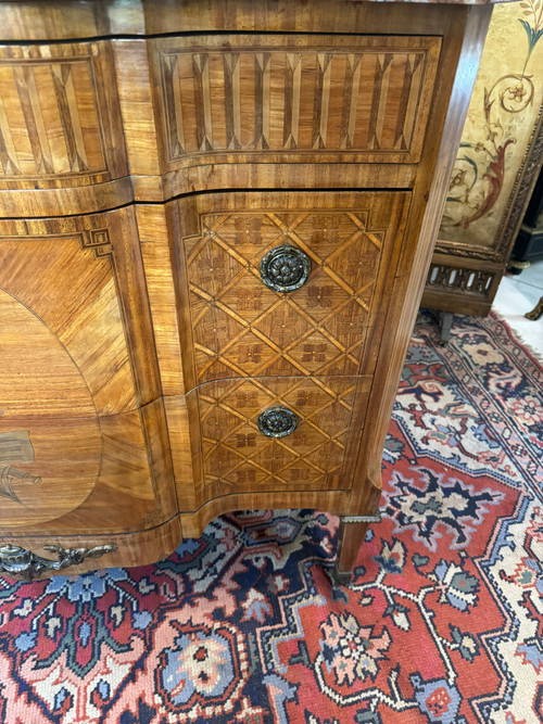 LOUIS XVI PERIOD CHEST OF DRAWERS WITH CENTRAL PROJECTION