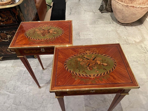 2 Petites tables en marquèterie de bois nobles estampillés J.P Dusautoy 