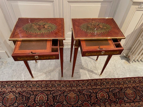 2 Petites tables en marquèterie de bois nobles estampillés J.P Dusautoy 