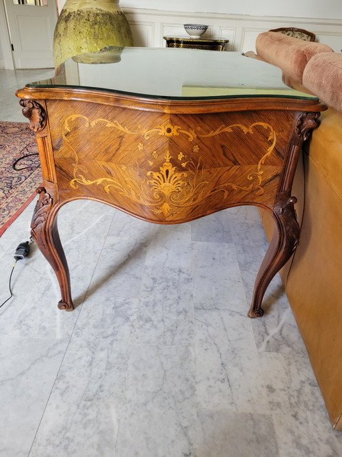 Beautiful late 19th or early 20th century, Louis XV-style, fully inlaid desk.