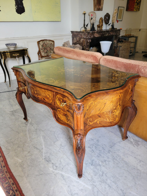 Beautiful late 19th or early 20th century, Louis XV-style, fully inlaid desk.