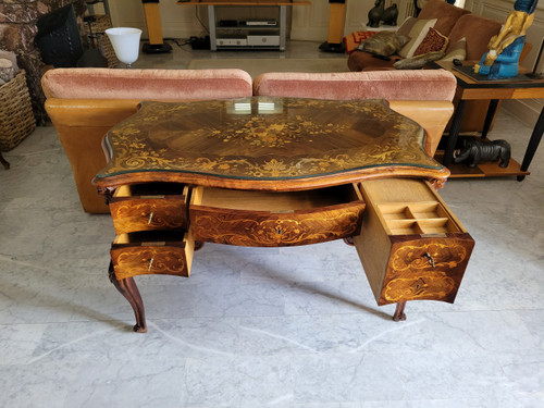 Beautiful late 19th or early 20th century, Louis XV-style, fully inlaid desk.