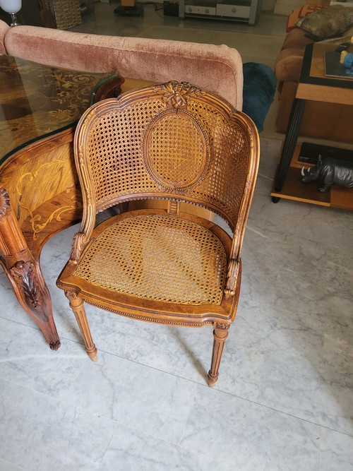 Beautiful late 19th or early 20th century, Louis XV-style, fully inlaid desk.