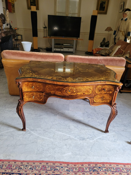 Beautiful late 19th or early 20th century, Louis XV-style, fully inlaid desk.