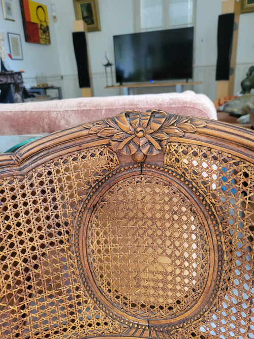 Beautiful late 19th or early 20th century, Louis XV-style, fully inlaid desk.