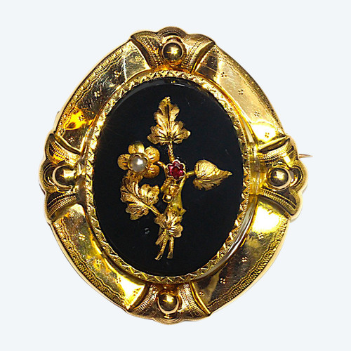 Onyx 1900 brooch