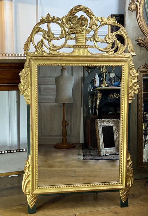 MIROIR EN BOIS SCULPTÉ DORÉ AVEC FRONTON AJOURÉ A DECOR DE FLEURS STYLE L.XVI