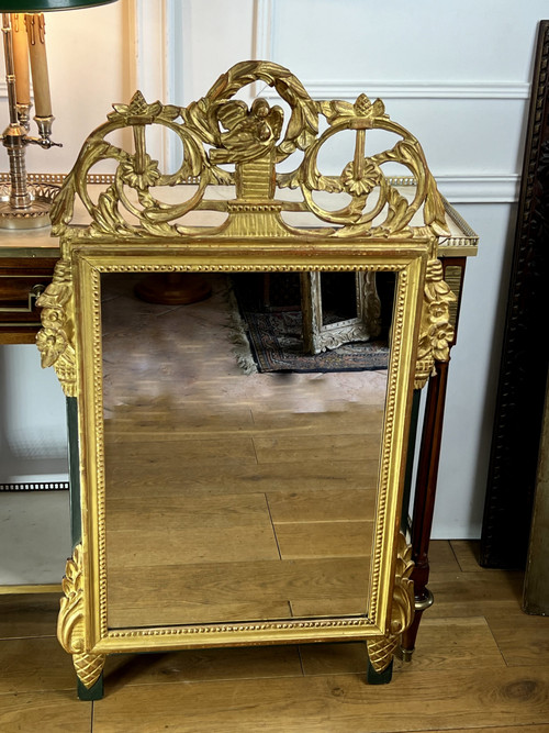 MIROIR EN BOIS SCULPTÉ DORÉ AVEC FRONTON AJOURÉ A DECOR DE FLEURS STYLE L.XVI