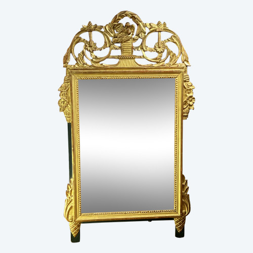 MIROIR EN BOIS SCULPTÉ DORÉ AVEC FRONTON AJOURÉ A DECOR DE FLEURS STYLE L.XVI