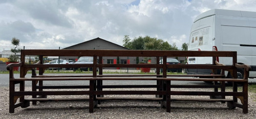 Paar Kirchenbänke mit Armen und Rückenlehne aus Massivholz Ende des 18. Jahrhunderts