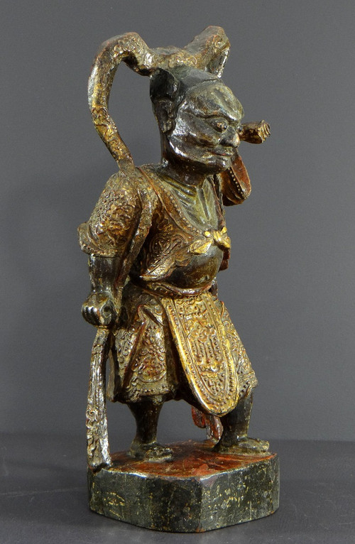 China, Anfang des 20. Jahrhunderts oder früher, Statue eines Tempelwächters aus lackiertem Holz.