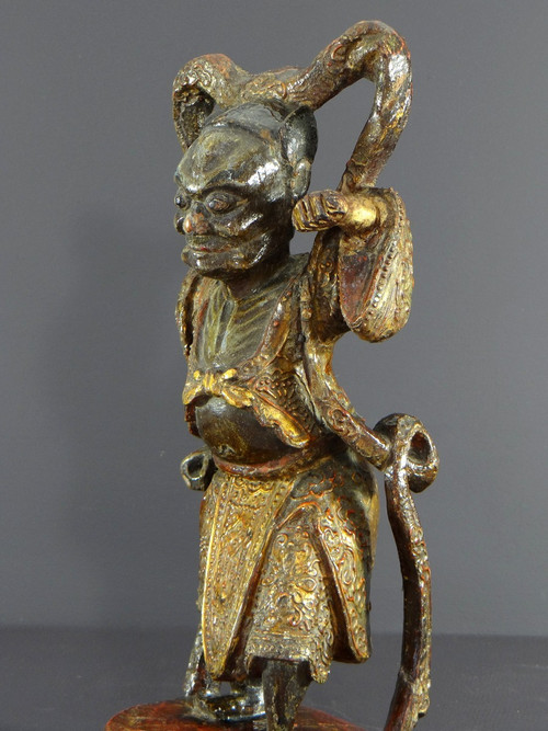 China, Anfang des 20. Jahrhunderts oder früher, Statue eines Tempelwächters aus lackiertem Holz.