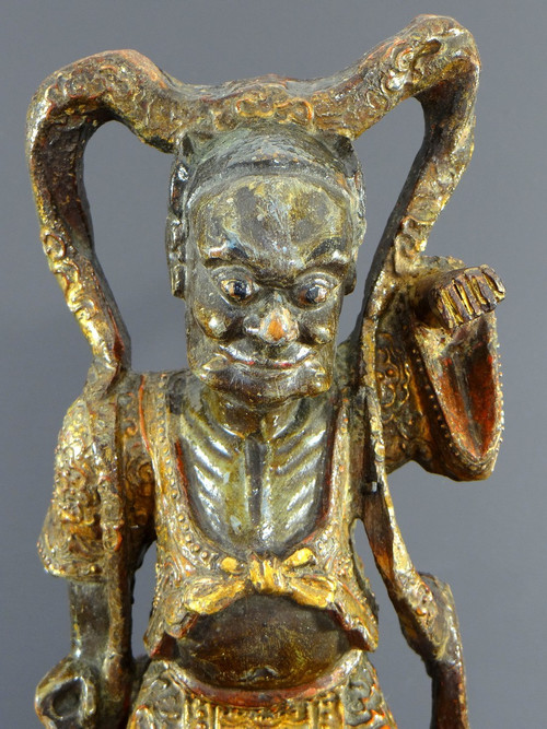 China, Anfang des 20. Jahrhunderts oder früher, Statue eines Tempelwächters aus lackiertem Holz.