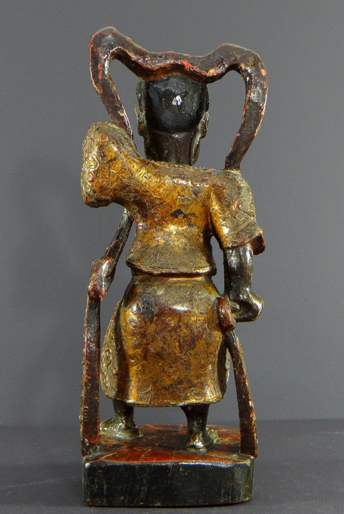 China, Anfang des 20. Jahrhunderts oder früher, Statue eines Tempelwächters aus lackiertem Holz.