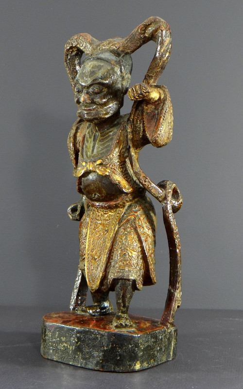 China, Anfang des 20. Jahrhunderts oder früher, Statue eines Tempelwächters aus lackiertem Holz.