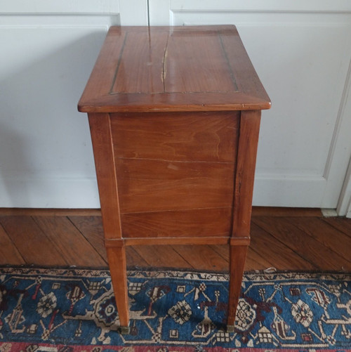 France, early 19th century - bedside or dressing table - walnut and fillets - Directoire period