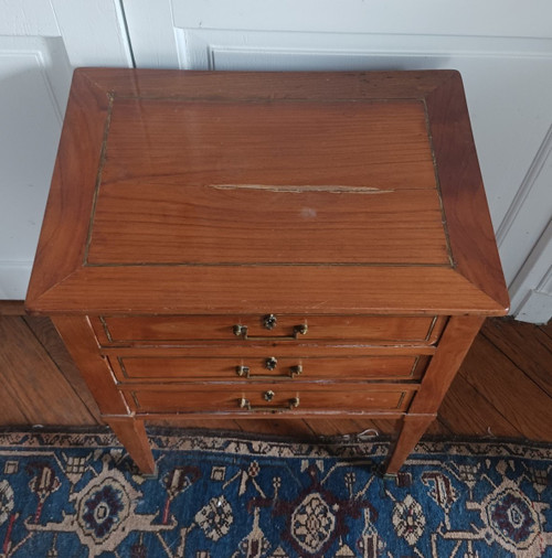 France, early 19th century - bedside or dressing table - walnut and fillets - Directoire period