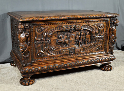 French walnut chest, Italian Renaissance style - Late 18th century