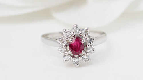 Daisy ring in white gold, rubies and diamonds 