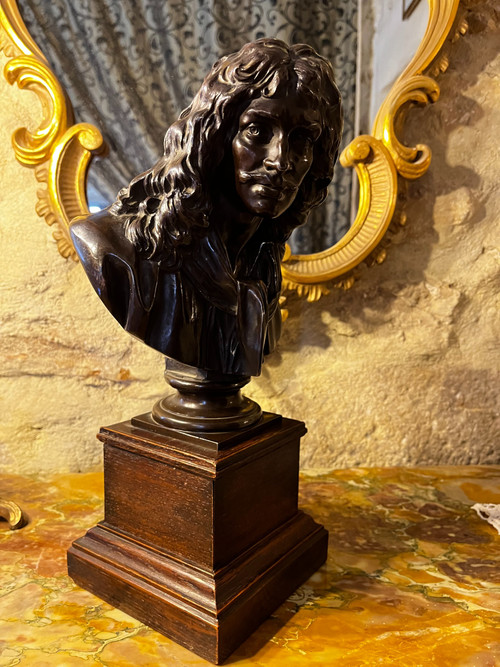 Buste de Molière en bronze à patine brune, sur socle chêne, XIXème siècle, en parfait état.       