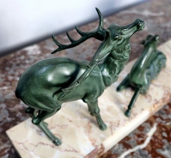 Spelter patinato "Cervo e le sue cerve", periodo Art Déco - Inizio XX secolo