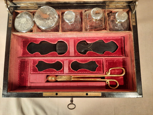 Coffret de voyage avec nécessaire de toilette d’époque Napoléon III.