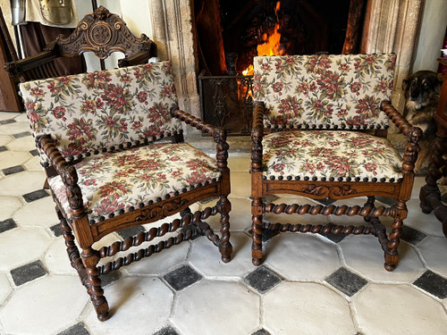 Paire de chaises à bras style Louis XIII, chêne massif sculpté, tissu tapisserie, TB état           