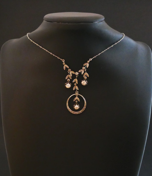 Drapery necklace set with diamonds.