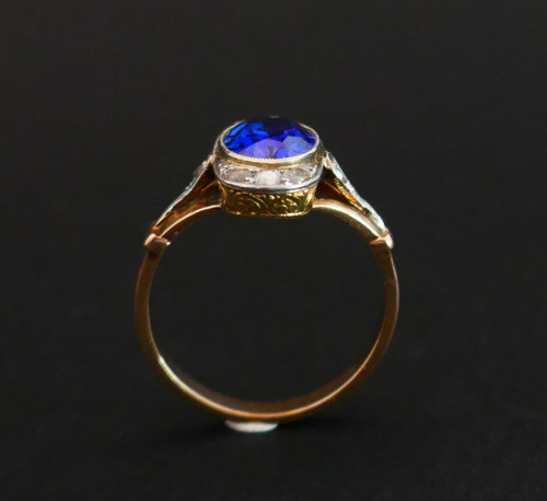 Ring aus Altgold und Platin, verziert mit einem Verneuil-Saphir und Diamanten im Rosenschliff.