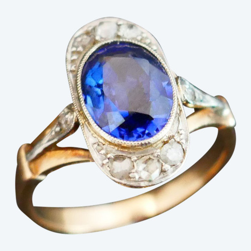 Ring aus Altgold und Platin, verziert mit einem Verneuil-Saphir und Diamanten im Rosenschliff.