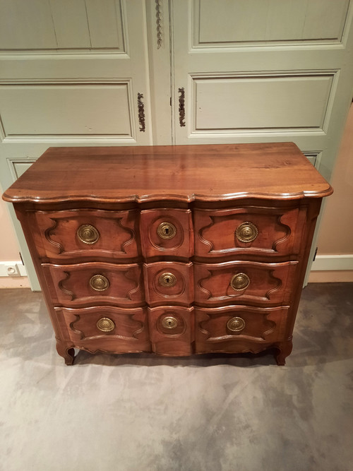 Provençal walnut chest of drawers from the 18th century.