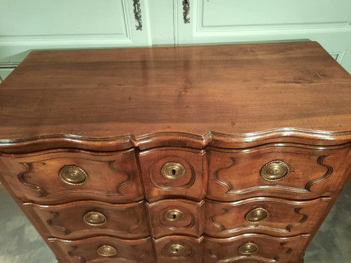 Provençal walnut chest of drawers from the 18th century.