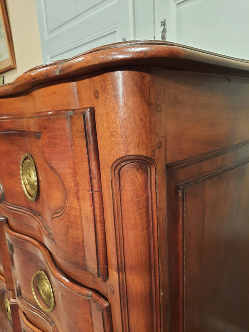 Provençal walnut chest of drawers from the 18th century.