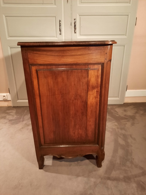 Provençal walnut chest of drawers from the 18th century.