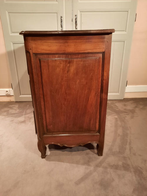 Provençal walnut chest of drawers from the 18th century.