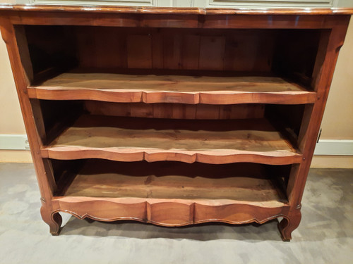 Provençal walnut chest of drawers from the 18th century.