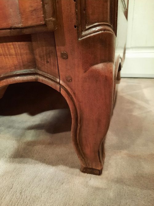 Provençal walnut chest of drawers from the 18th century.