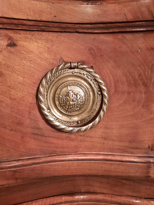 Provençal walnut chest of drawers from the 18th century.