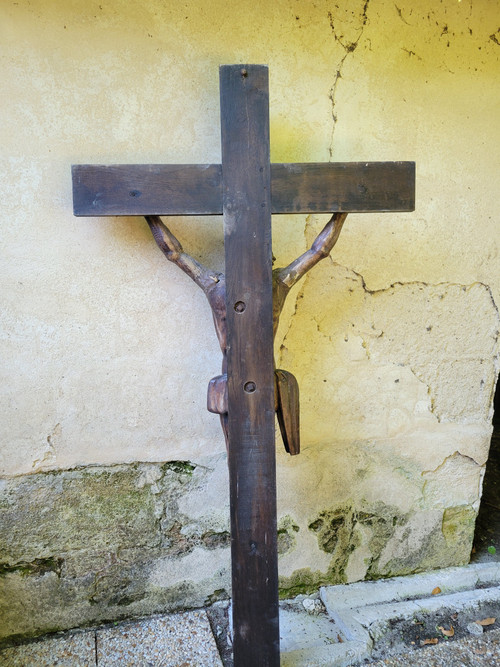 Grand christ en bois sculpté tête inclinée ceinte d'une couronne d'épines XVII siècle