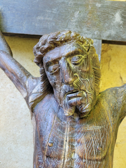 Grand christ en bois sculpté tête inclinée ceinte d'une couronne d'épines XVII siècle