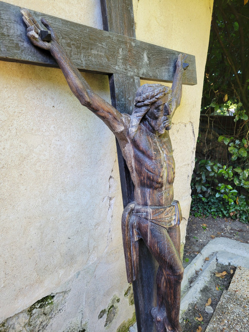 Grand christ en bois sculpté tête inclinée ceinte d'une couronne d'épines XVII siècle