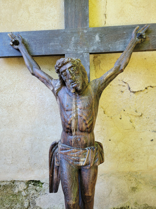 Grand christ en bois sculpté tête inclinée ceinte d'une couronne d'épines XVII siècle