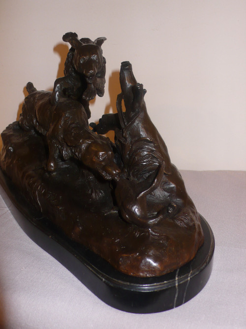 Bronze representing two hunting dogs and a duck.