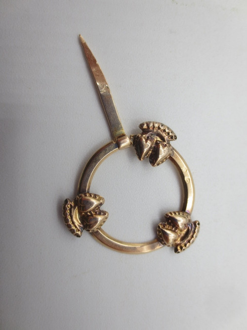 Gold collar clasp, early 19th century.