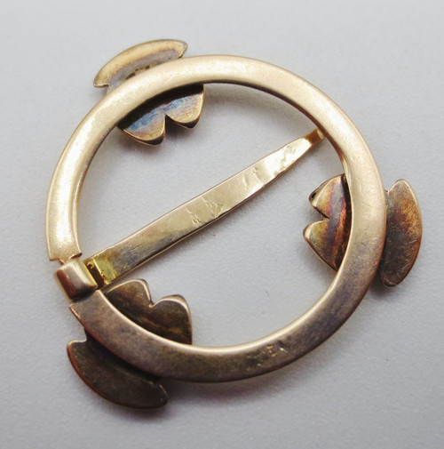 Gold collar clasp, early 19th century.